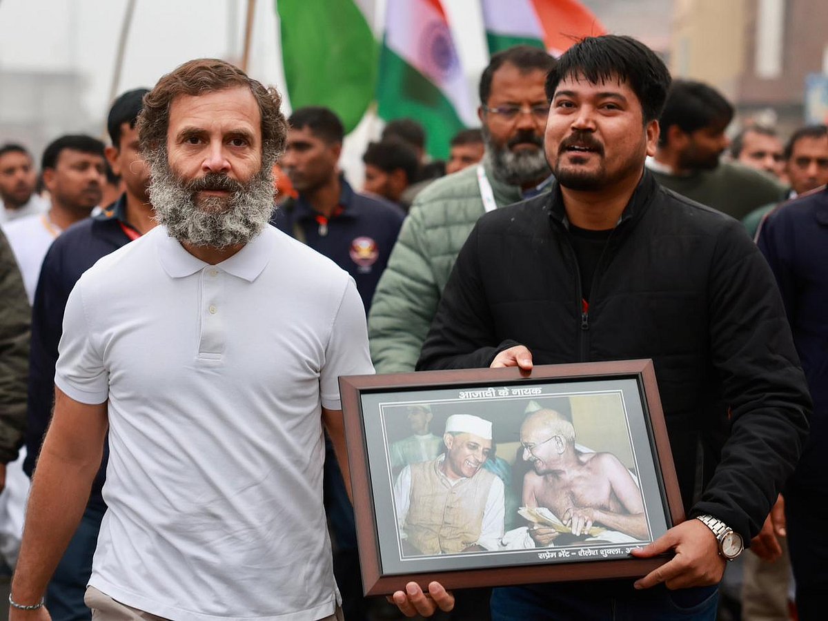 भारत जोड़ो यात्रा बागपत से बढ़ी आगे, राहुल गांधी की एक झलक पाने के लिए बेताब दिखे लोग, फूलों के साथ पहुंचा किसान