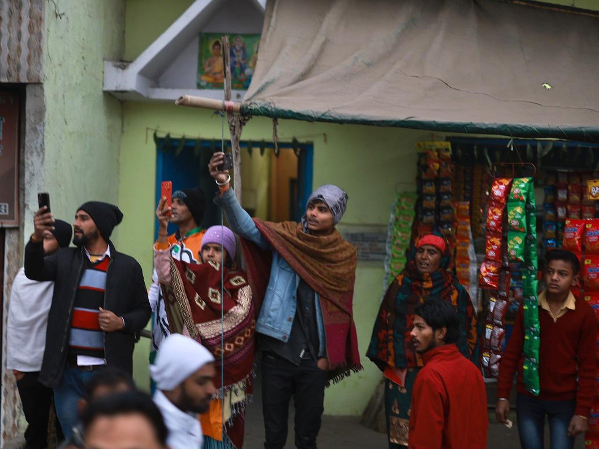 भारत जोड़ो यात्रा बागपत से बढ़ी आगे, राहुल गांधी की एक झलक पाने के लिए बेताब दिखे लोग, फूलों के साथ पहुंचा किसान