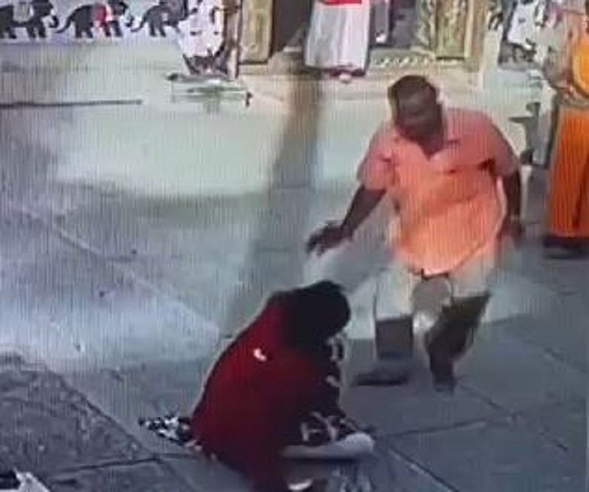 कर्नाटक के मंदिर में महिला को घसीटा और पीटा गया, वीडियो वायरल होने पर धर्मदर्शी के खिलाफ केस दर्ज