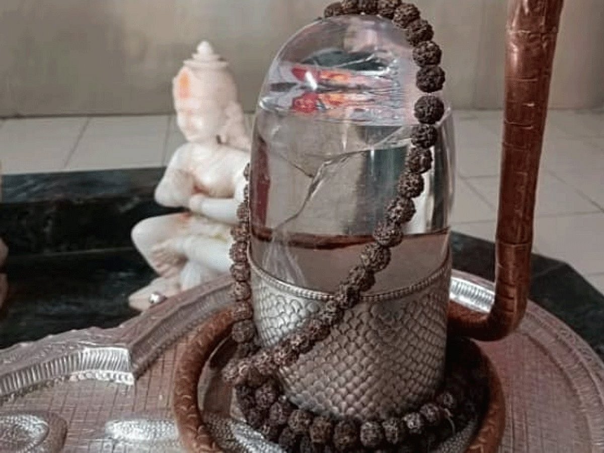 जोशीमठ भू धंसाव: शंकराचार्य मठ में दरारें, खंडित हुआ शिवलिंग, शिव मंदिर धंसा, खौफ का मंजर