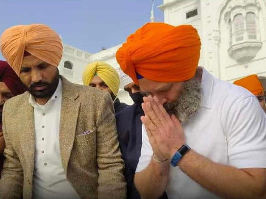 केसरिया पगड़ी में अमृतसर पहुंचे राहुल, स्वर्ण मंदिर में टेका मत्था, सुनी गुरबानी, कड़ा प्रसाद चखा, देखें तस्वीरें