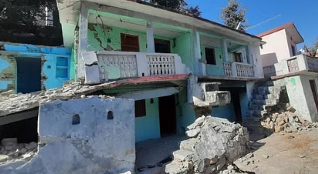 भारी भू-धंसाव के चलते उत्तराखंड के इस गांव के कई घर हो चुके जमींदोज, विस्थापन की तैयारी