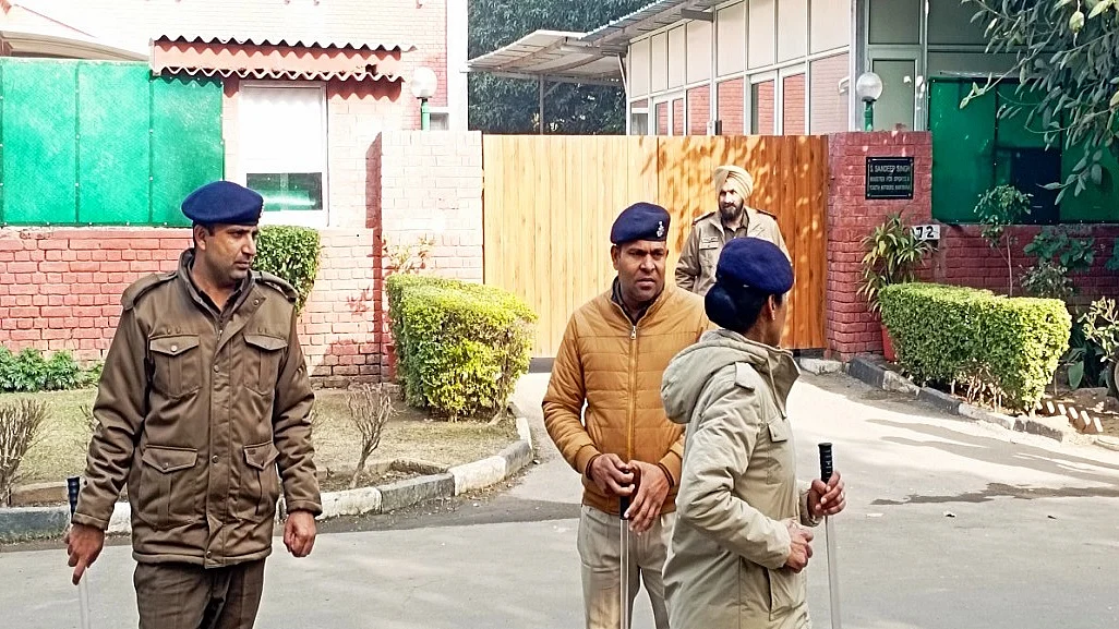 चंडीगढ़ के सेक्टर-7 स्थित हरियाणा सरकार में मंत्री संदीप की सरकारी कोठी के बाहर एसआईटी जांच के दौरान तैनात पुलिस