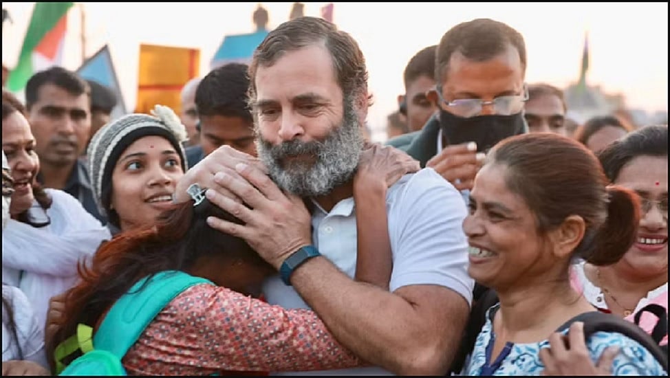भारत जोड़ो यात्रा के दौरान राहुल गांधी के गले लगती एक महिला