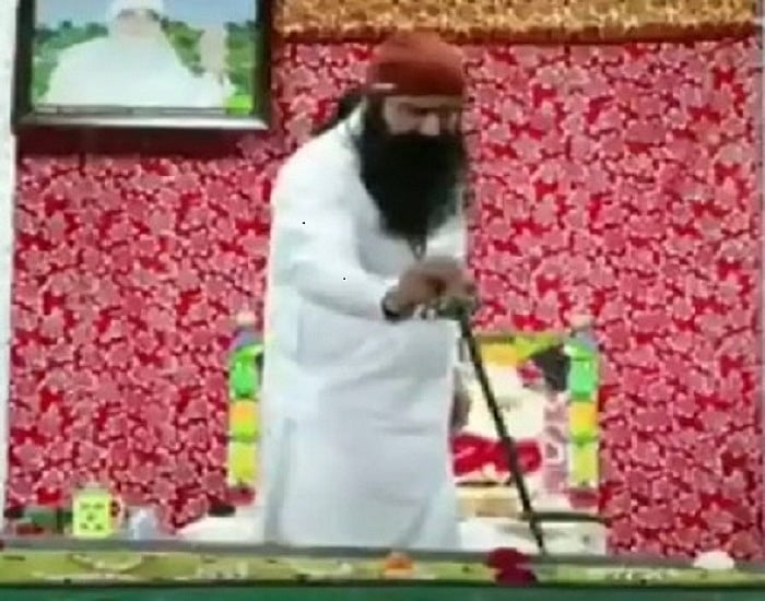 राम रहीम ने तलवार से केक काटकर मनाया पैरोल का जश्न, कई अनुयायी भी हुए शामिल