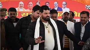 वीआईपी सुरक्षा प्राप्त बृजभूषण सिंह के खिलाफ 4 आपराधिक केस लंबित, बिगड़े बोल और विवादों से है पुराना नाता