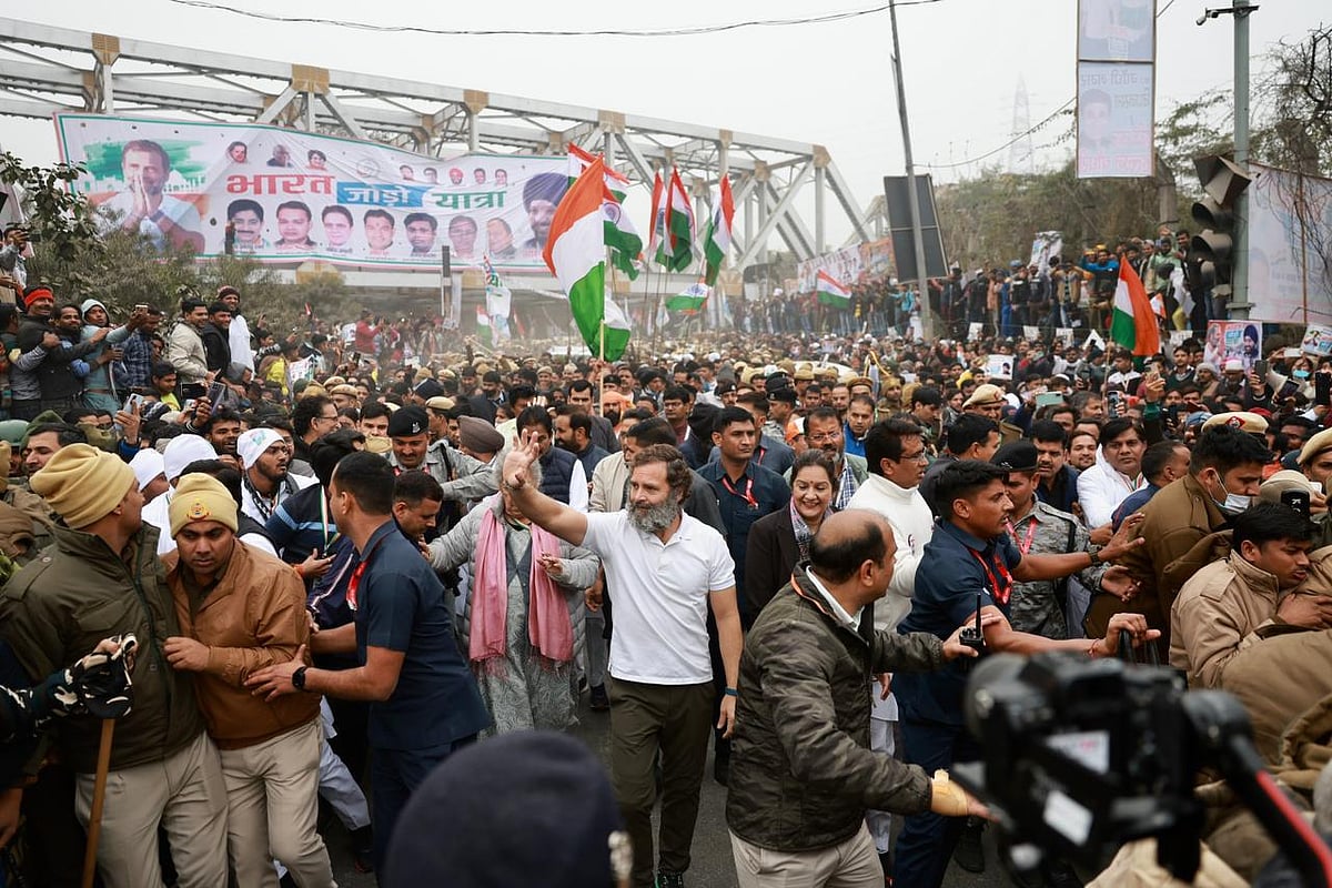 राहुल गांधी के स्वागत के लिए भीड़ उमड़ी।