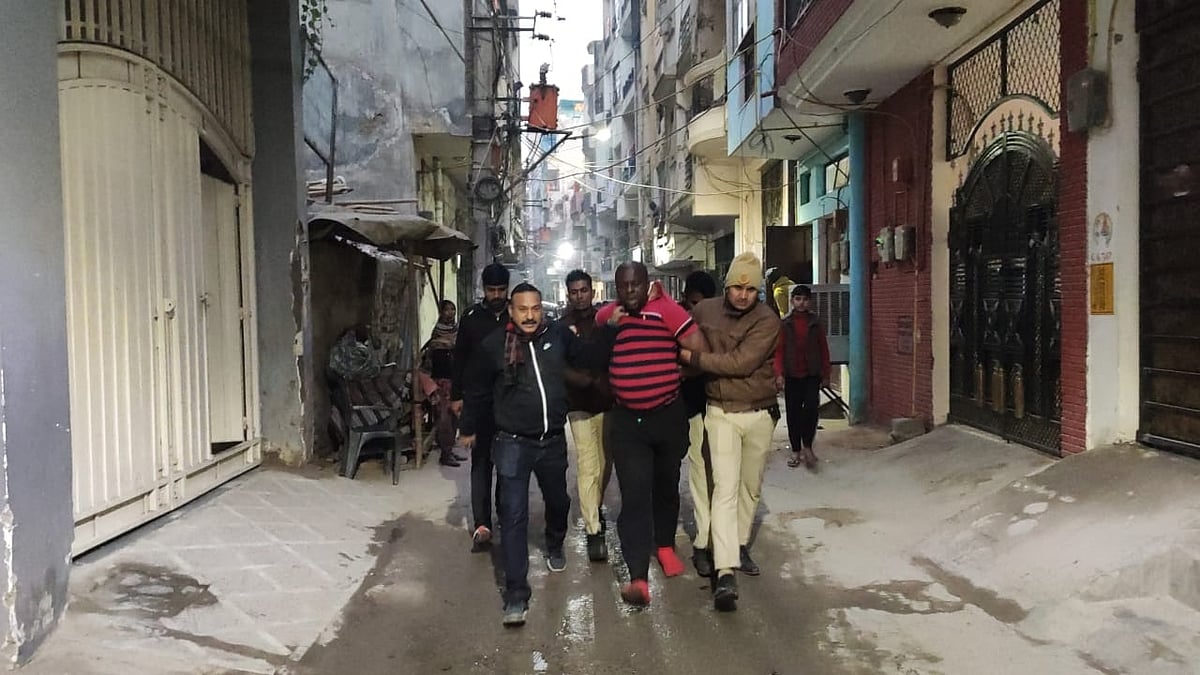 दिल्ली में अफ्रीकी नागरिकों की भीड़ ने पुलिस पर किया हमला, अवैध रूप से रह रहे साथियों के पकड़े जाने से भड़के