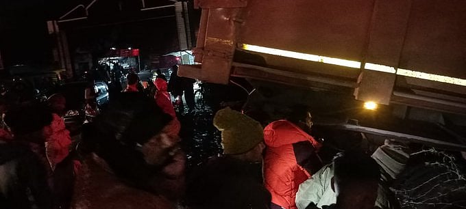 यूपी: लखनऊ-कानपुर राजमार्ग पर भीषण हादसा, कार को टक्कर मारने के बाद ट्रक ने राहगीरों को कुचला, 6 लोगों की मौत