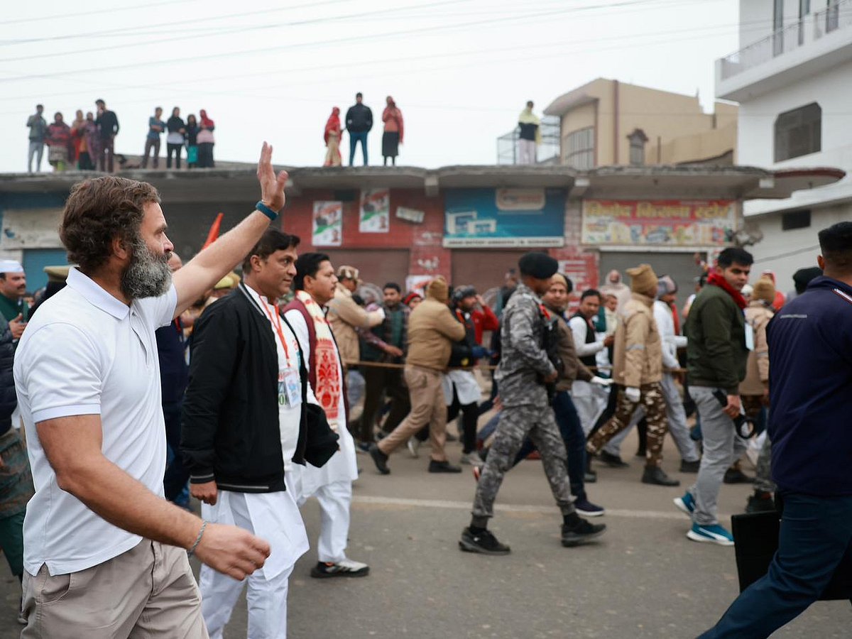 भारत जोड़ो यात्रा बागपत से बढ़ी आगे, राहुल गांधी की एक झलक पाने के लिए बेताब दिखे लोग, फूलों के साथ पहुंचा किसान
