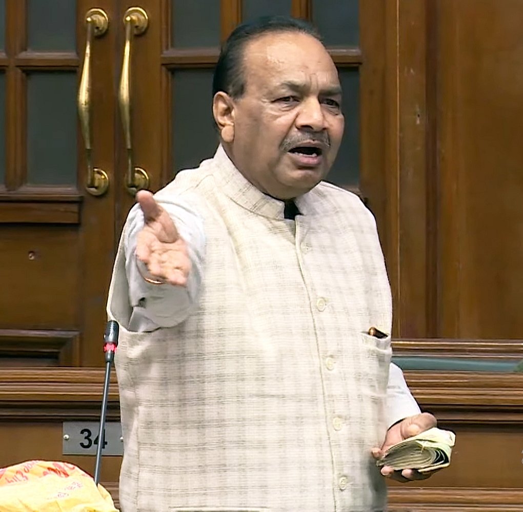 दिल्ली: AAP विधायक ने विधानसभा में दिखाईं नोटों की गड्डियां, अस्पताल में भर्ती के लिए उगाही का आरोप