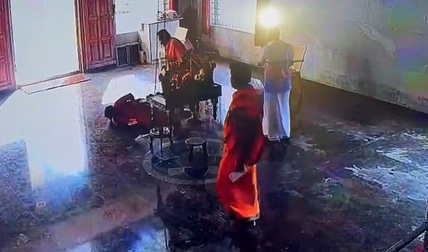 कर्नाटक के मंदिर में महिला को घसीटा और पीटा गया, वीडियो वायरल होने पर धर्मदर्शी के खिलाफ केस दर्ज
