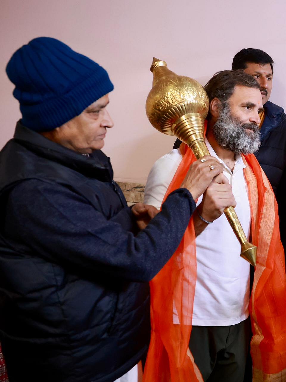 हनुमान जी के दर्शन करने के बाद राहुल गांधी हाथों में गदा थामे नजर आए