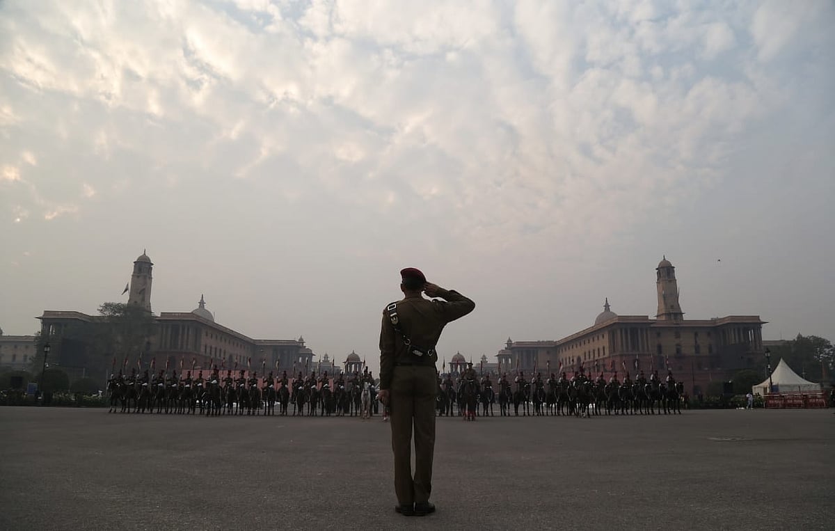 बीटिंग रिट्रीट समारोह के रिहर्सल में जवानों की सलामी लेता अधिकारी