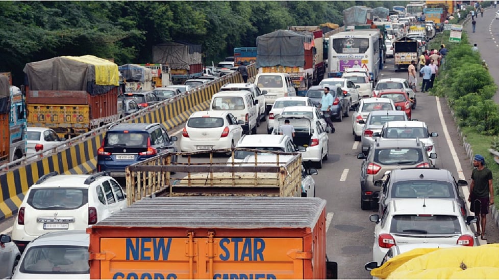 शिमला में लगा गाड़ियों का ट्रैफिक जाम