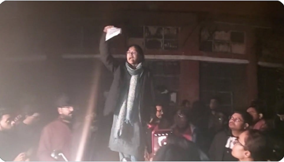 JNU छात्र पीएम मोदी पर BBC डॉक्युमेंट्री की स्क्रीनिंग पर अड़े, प्रशासन ने काटी बिजली,  इंटरनेट भी किया बंद
