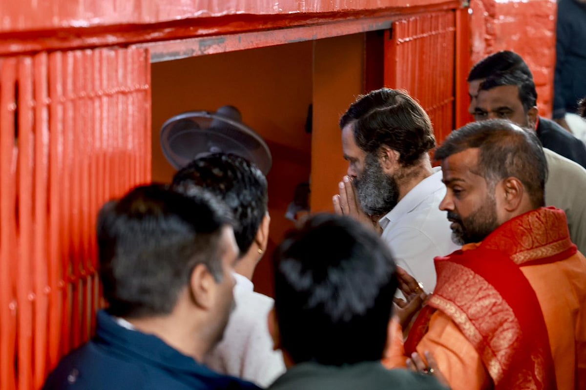 भारत जोड़ो यात्रा के दौरान दिल्ली के मरघट हनुमान मंदिर में राहुल गांधी