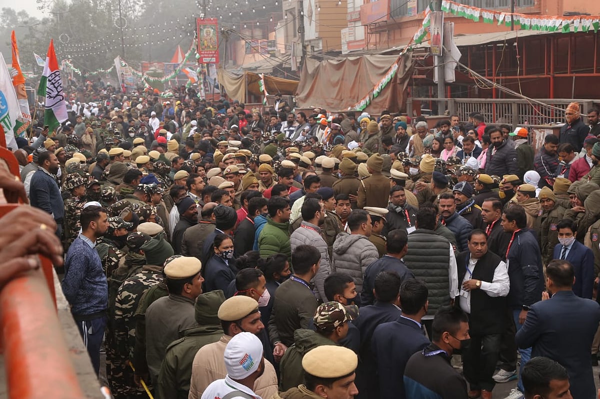 राहुल गांधी का स्वागत करने के लिए भारी संख्या में भीड़ पहुंची