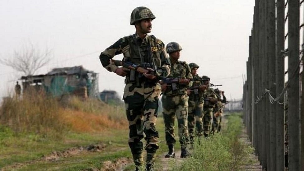 बांग्लादेशी तस्करों ने BSF जवान पर किया जानलेवा हमला, हथियार छीनकर सीमा पार भागे