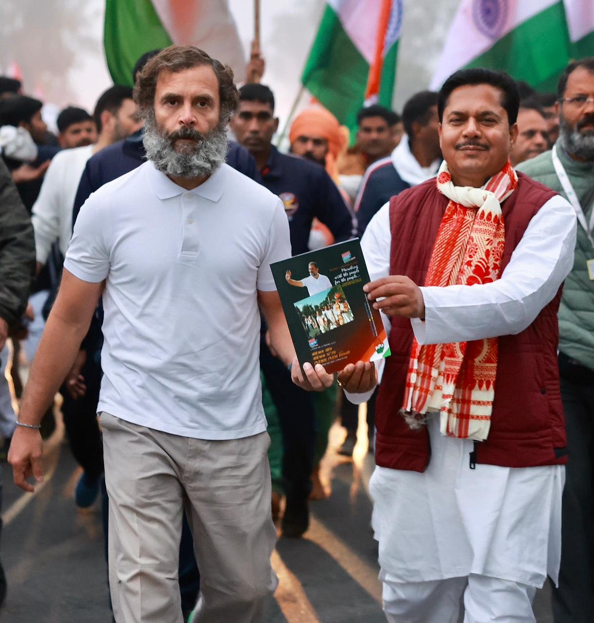भारत जोड़ो यात्रा बागपत से बढ़ी आगे, राहुल गांधी की एक झलक पाने के लिए बेताब दिखे लोग, फूलों के साथ पहुंचा किसान