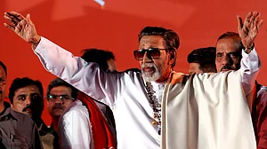 ठाकरे जन्मदिन: शिवसेना के दोनों धड़ों की विरासत पर दावेदारी, विचारधारा का संघर्ष देख मुस्कुरा रहे होंगे बालासाहेब