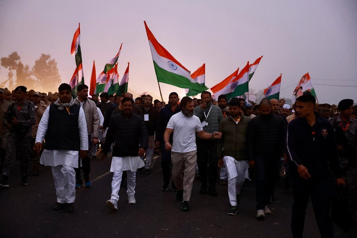भारत जोड़ो यात्रा बागपत से बढ़ी आगे, राहुल गांधी की एक झलक पाने के लिए बेताब दिखे लोग, फूलों के साथ पहुंचा किसान