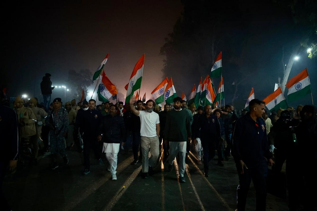 भारत जोड़ो यात्रा बागपत से बढ़ी आगे, राहुल गांधी की एक झलक पाने के लिए बेताब दिखे लोग, फूलों के साथ पहुंचा किसान