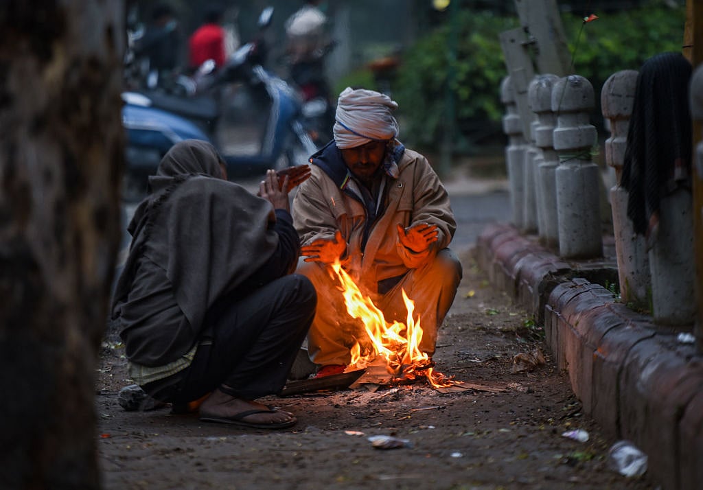 उत्तर भारत ठिठुरा रहा, कड़ाके की सर्दी के बीच दिल्ली-NCR और यूपी में शीतलहर का अलर्ट, पहाड़ों पर बर्फबारी