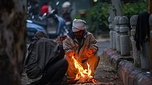 उत्तर भारत ठिठुरा रहा, कड़ाके की सर्दी के बीच दिल्ली-NCR और यूपी में शीतलहर का अलर्ट, पहाड़ों पर बर्फबारी