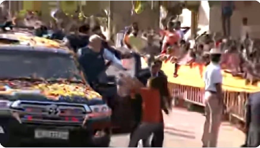 कर्नाटक में पीएम मोदी की सुरक्षा में चूक, रोड शो के दौरान माला लेकर कार तक पहुंचा युवक