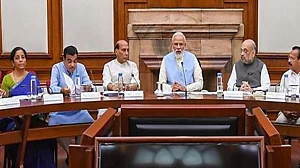 मोदी सरकार के कैबिनेट में इसी महीने हो सकता है फेरबदल, चुनावी राज्यों के नेताओं को मिलेगी प्राथमिकता!