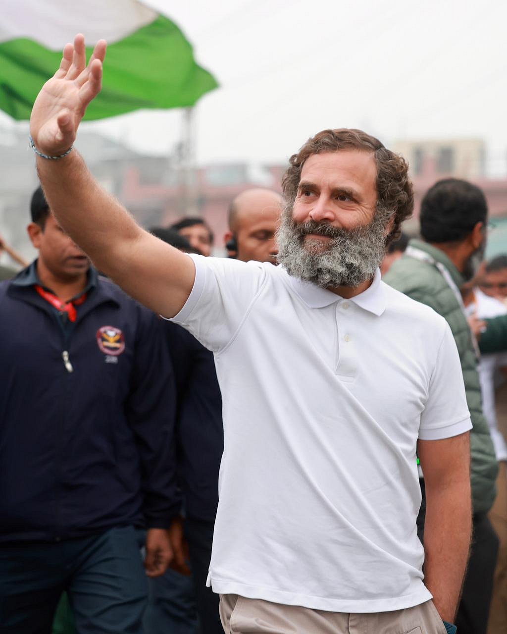 भारत जोड़ो यात्रा बागपत से बढ़ी आगे, राहुल गांधी की एक झलक पाने के लिए बेताब दिखे लोग, फूलों के साथ पहुंचा किसान
