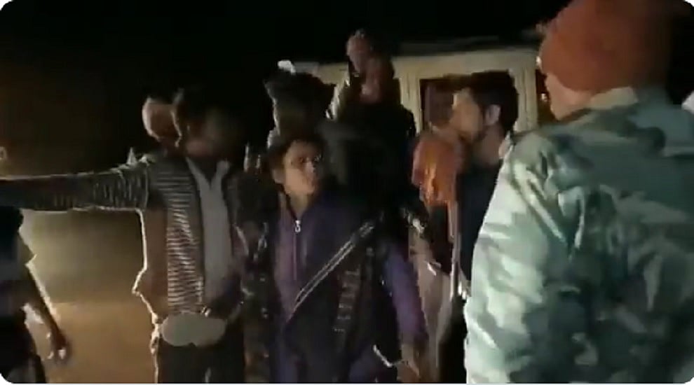 मध्य प्रदेश में BJP नेताओं के सिर पर चढ़ा सत्ता का नशा, अब सतना में महिला नेता ने पुलिस पर चलाई चप्पल