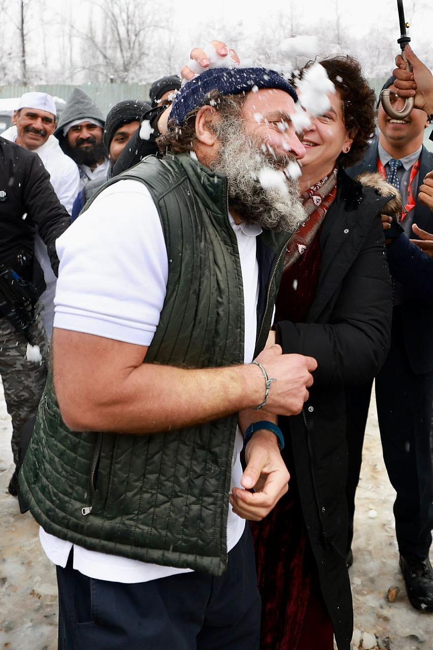 प्रियंका गांधी ने भी राहुल गांधी पर बर्फ के गोले डाले