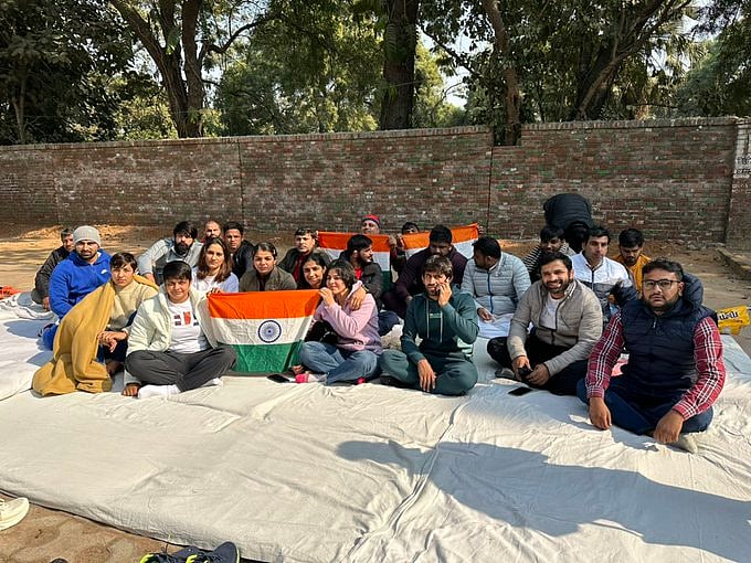 दिल्ली के जंतर-मंतर पर खिलाड़ियों का प्रदर्शन जारी, सर्द रात में खुले आसमान के नीचे गुजारी रात, PM से मिलने की मांग