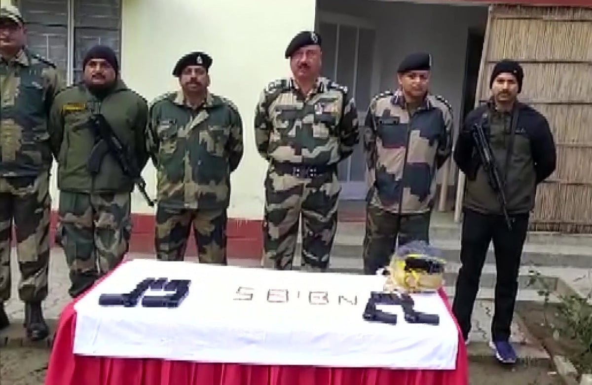 पाक की 'नापाक' हरकत फिर नाकाम! गुरदासपुर में BSF ने ड्रोन को खदेड़ा, चीनी पिस्टल समेत हथियारों की बड़ी खेप बरामद