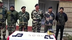 पाक की 'नापाक' हरकत फिर नाकाम! गुरदासपुर में BSF ने ड्रोन को खदेड़ा, चीनी पिस्टल समेत हथियारों की बड़ी खेप बरामद