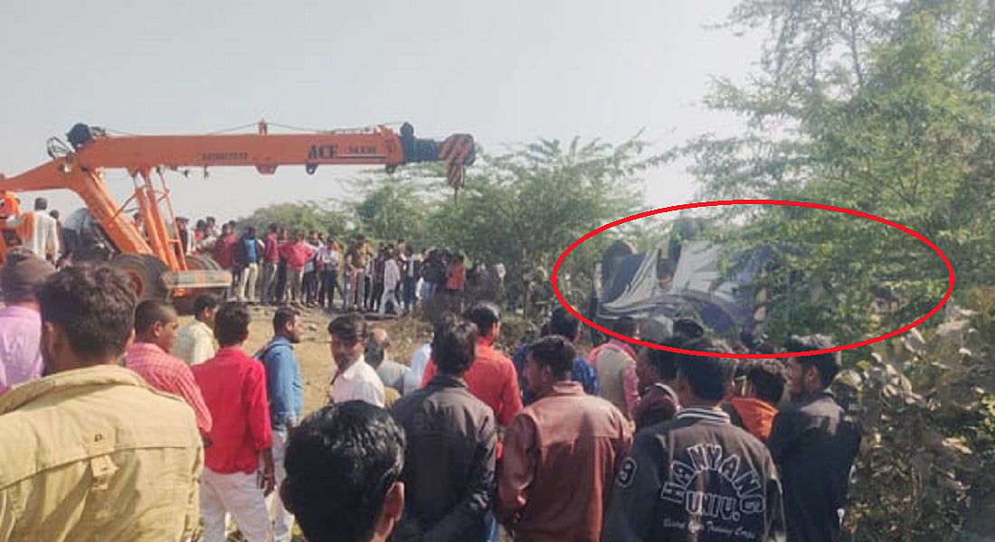 मध्य प्रदेश के खरगोन में भीषण सड़क हादसा, यात्री बस पलटने से तीन लोगों की मौत, 15 घायल