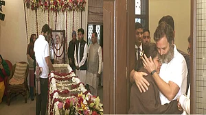 राहुल गांधी ने दिल्ली में पूर्व केंद्रीय मंत्री शरद यादव के घर पहुंचकर उन्हें दी श्रद्धांजलि