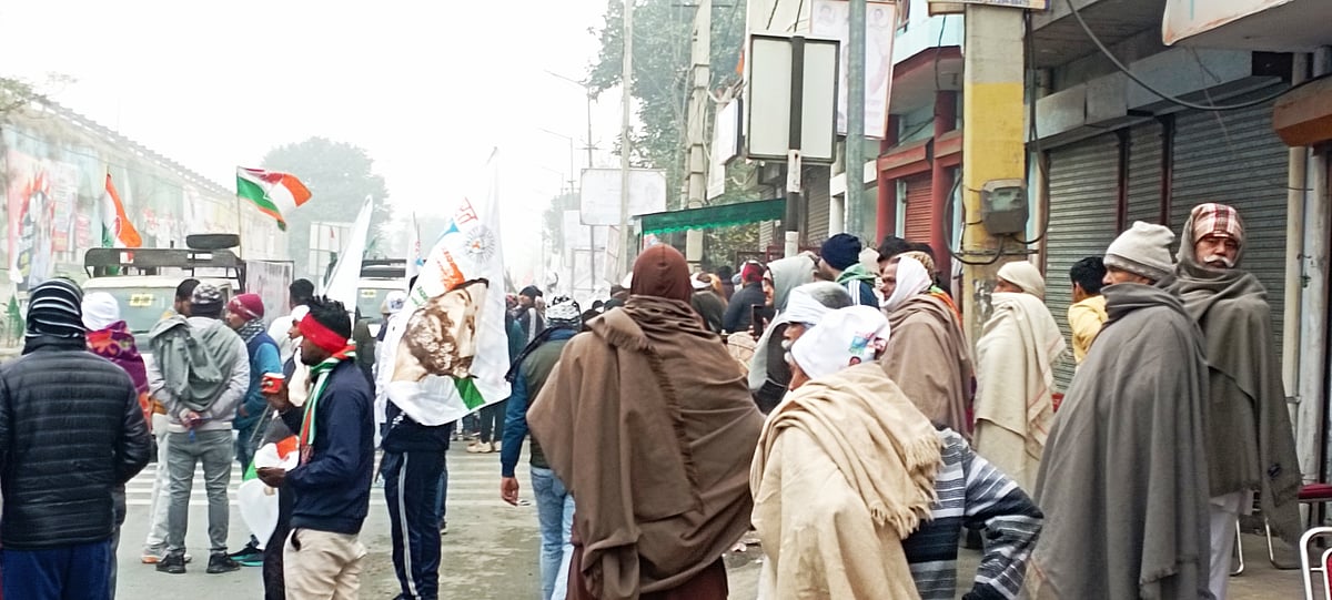 विष्णु नागर का व्यंग्य: ठंड के मौसम में गर्म है मूर्खता का बाजार!