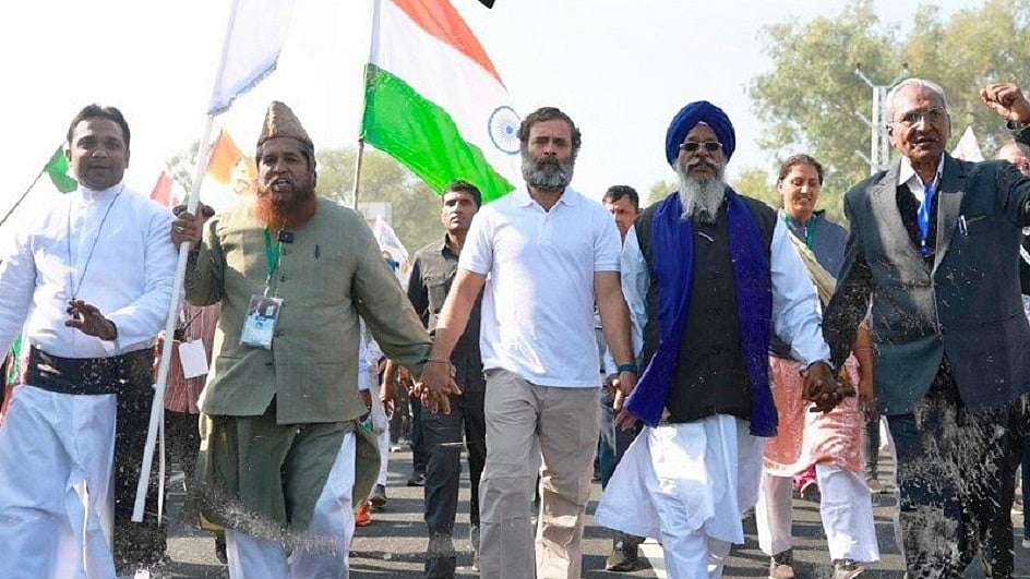 भारत जोड़ो यात्रा के दौरान मार्च करते राहुल गांधी और विभिन्न धर्मों के लोग