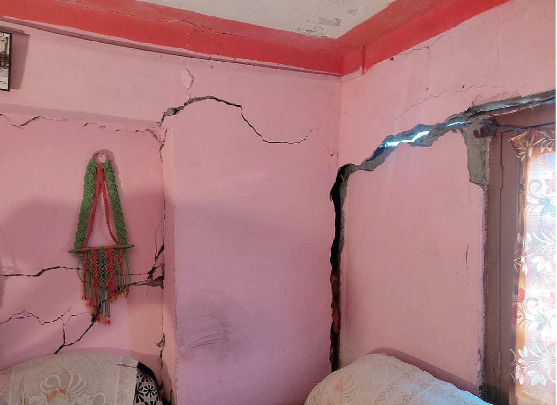 उत्तराखंड में विकास की विनाशलीला: खत्म होने के कगार पर जोशीमठ, मकानों में दरारें, जमीन से फूटते पानी के चश्मे,