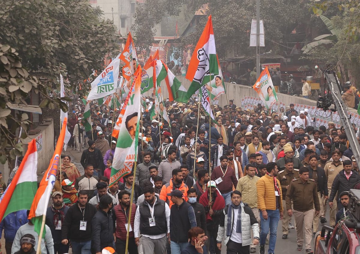 राहुल गांधी की अगुवाई में भारी तादाद में पार्टी कार्यकर्ता और समर्थक हिस्सा ले रहे हैं।