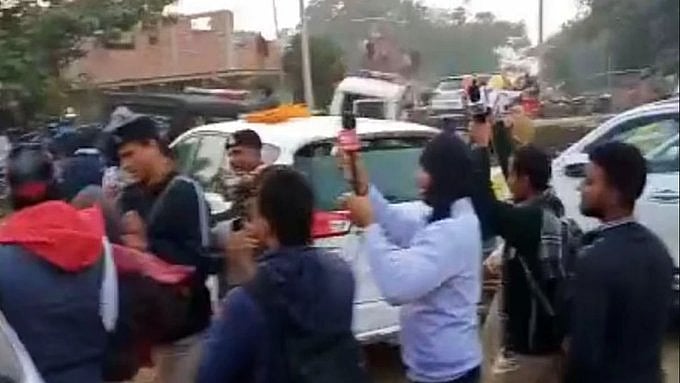 बिहारः बक्सर में केंद्रीय मंत्री चौबे को किसानों ने खदेड़ा, काफिले पर पथराव के बाद प्रदर्शन स्थल से भागे