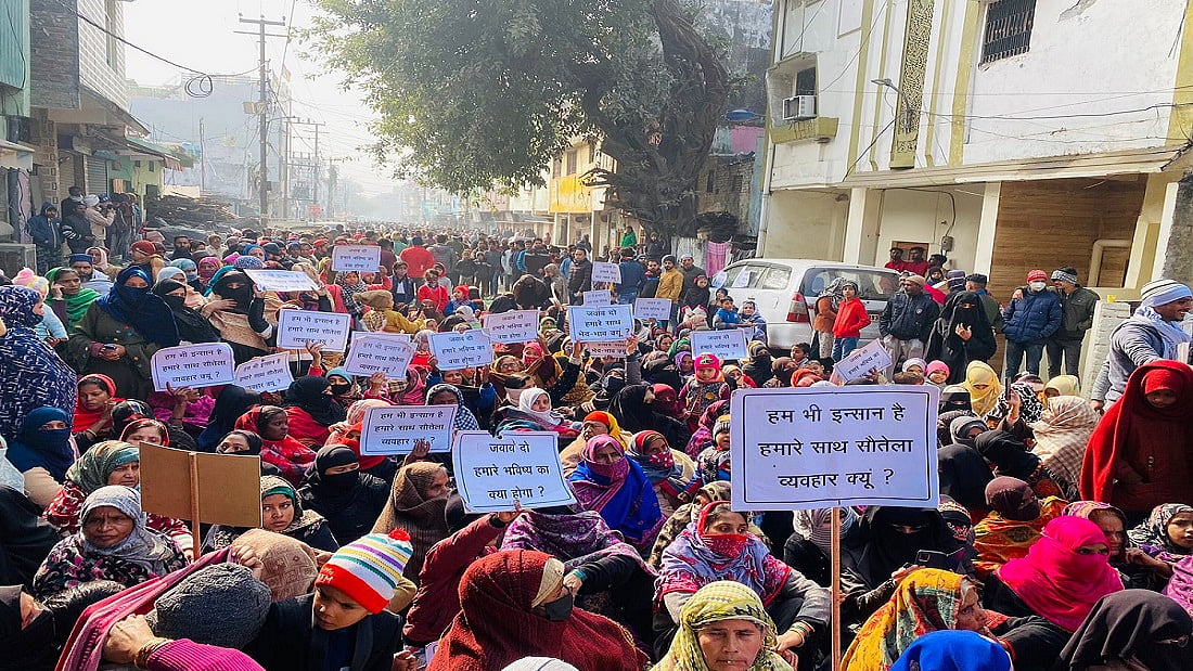 हल्द्वानी के बनभूलपुरा में अपने घर तोड़े जाने के आदेश के खिलाफ धरना देते लोग