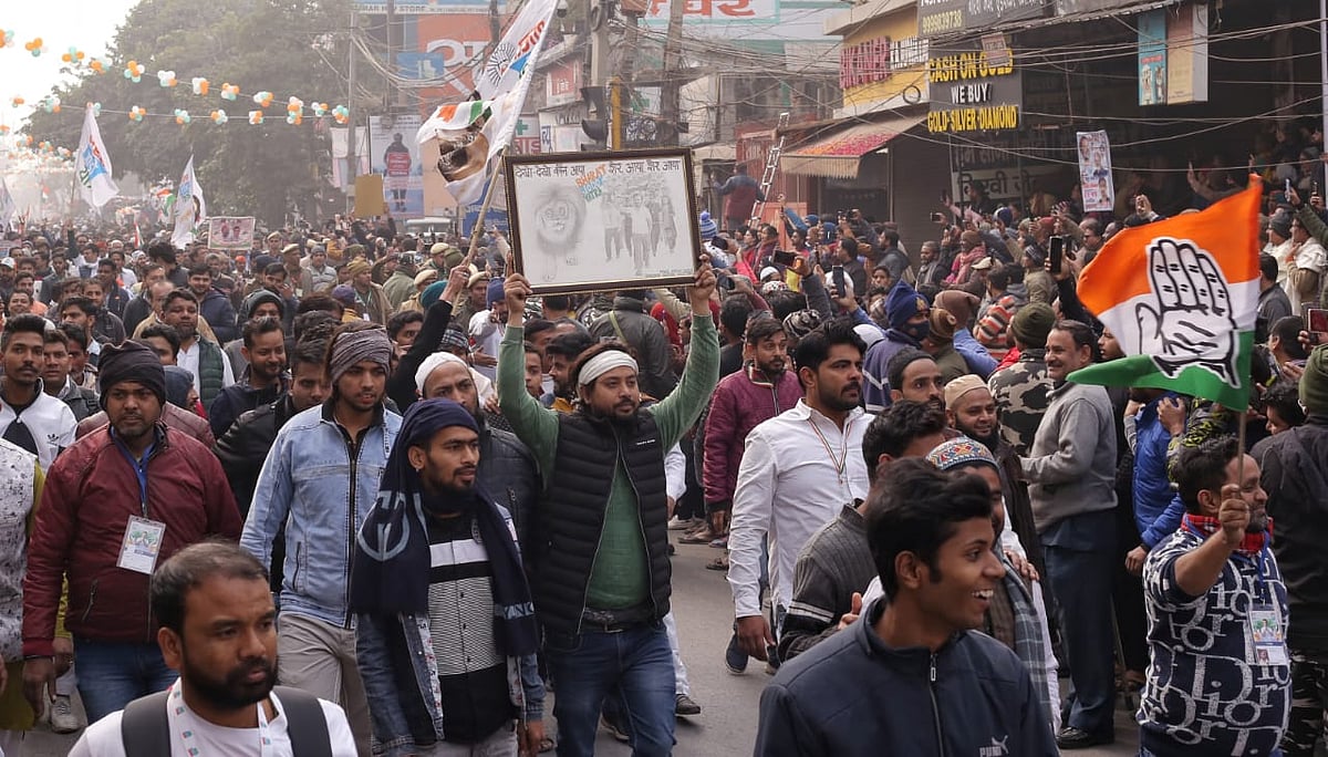 पूर्वी दिल्ली में राहुल गांधी के स्वागत के लिए भीड़ उमड़ी।