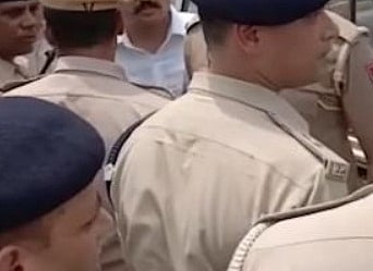 सत्ता का नशा! बेंगलुरु में बीजेपी नेता ने पुलिस इंस्पेक्टर से की मारपीट, गिरफ्तार