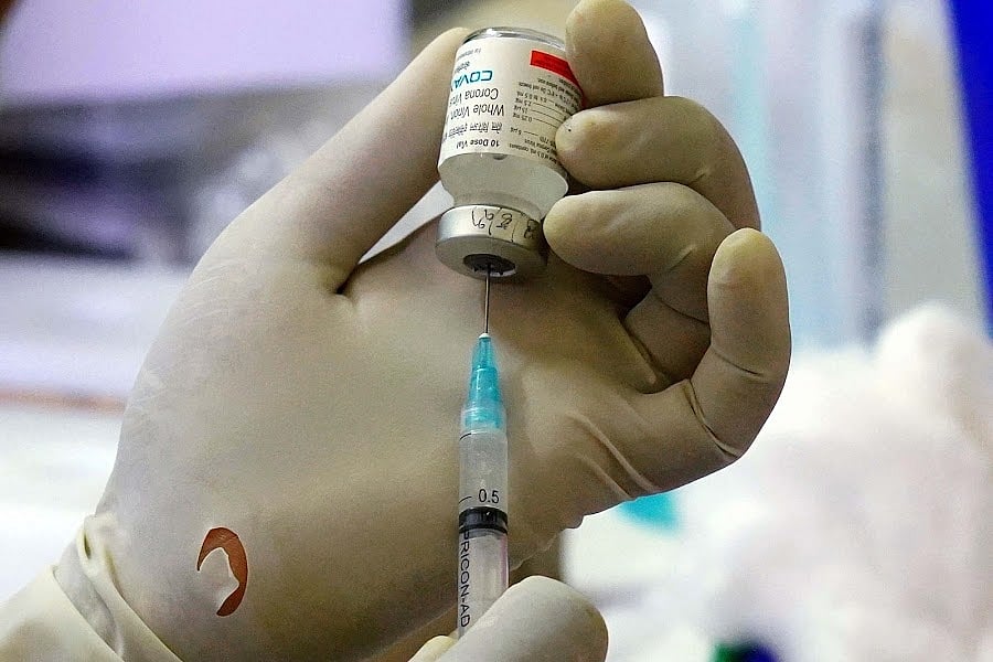 देश में मंडरा रहे कोरोना संकट के बीच यूपी के सरकारी अस्पतालों में टीके खत्म, बूस्टर के लिए बढ़ी भीड़