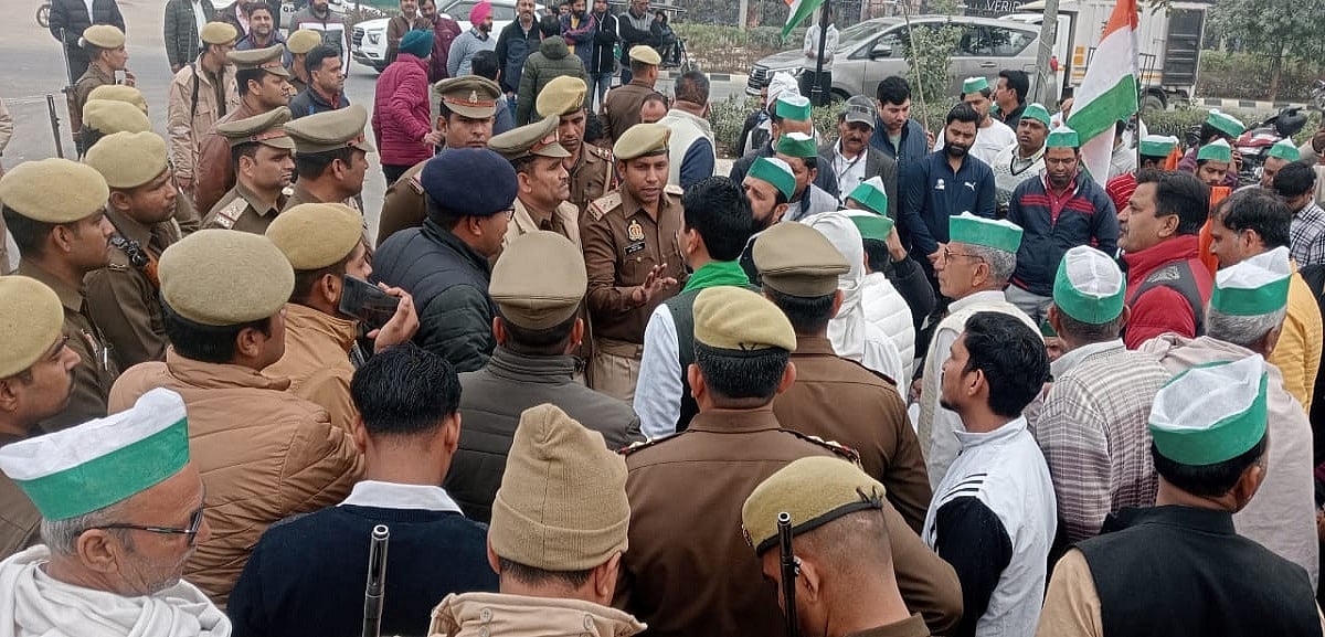 गाजियाबाद की वेब सिटी में किसानों का हंगामा, बिना मुआवजा जबरन जमीन अधिग्रहित करने का लगाया आरोप