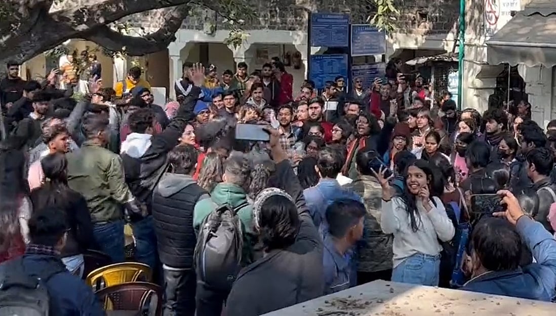 अब अंबेडकर यूनिवर्सिटी और DU में BBC डॉक्यूमेंट्री पर बवाल, रोकने के लिए काटी बिजली, छात्रों को हिरासत में लिया